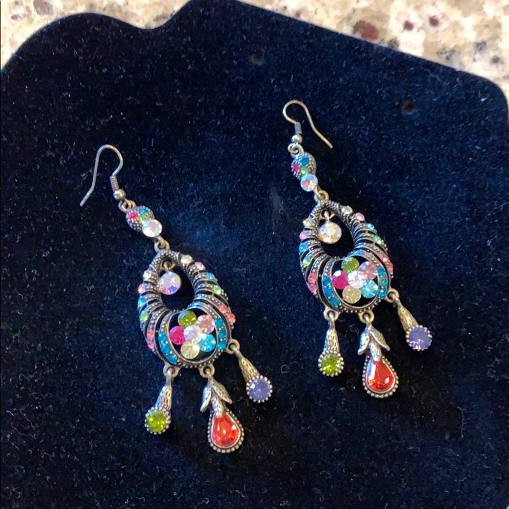 Vintage appearance earrings with colorful stones